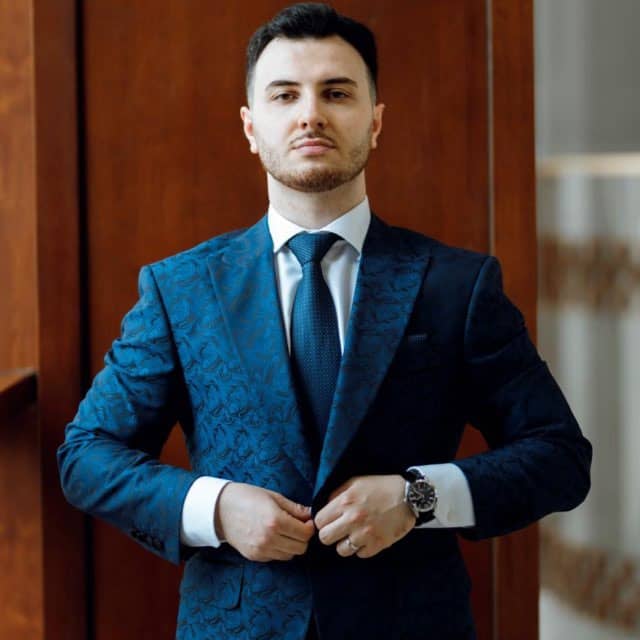 Эмин — специалист по контекстной рекламе